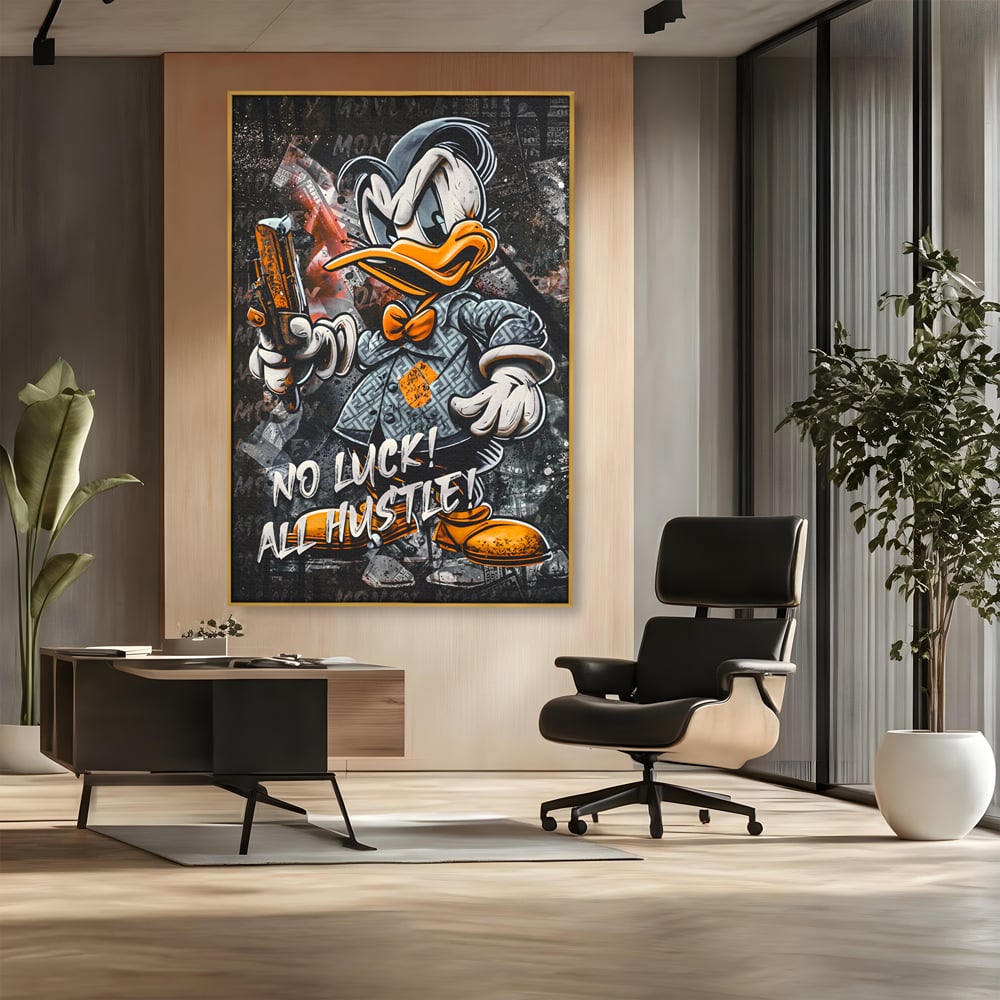 Tablou canvas cu tablou canvas cu donald duck revoltat, in rama de aluminiu auriu, pe perete intr-un birou